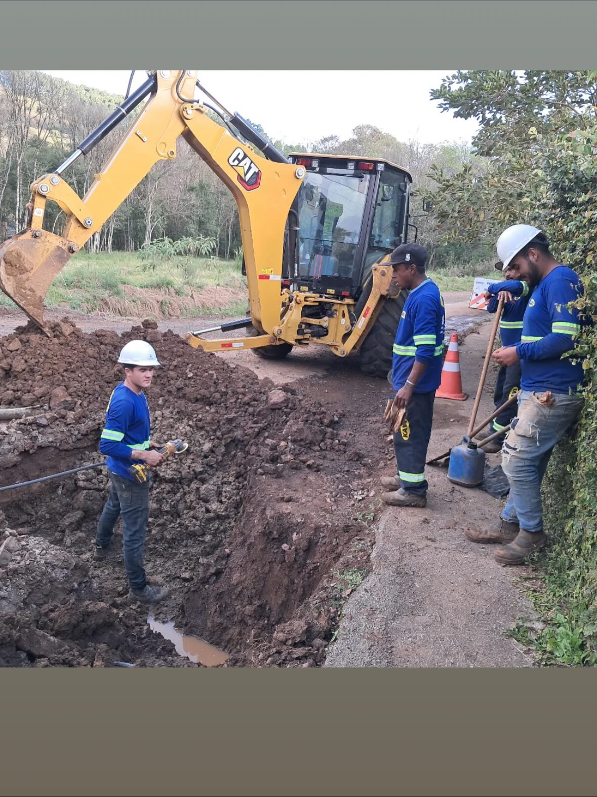 Equipe de campo uniformizada em escavação no Instagram @kavi52333