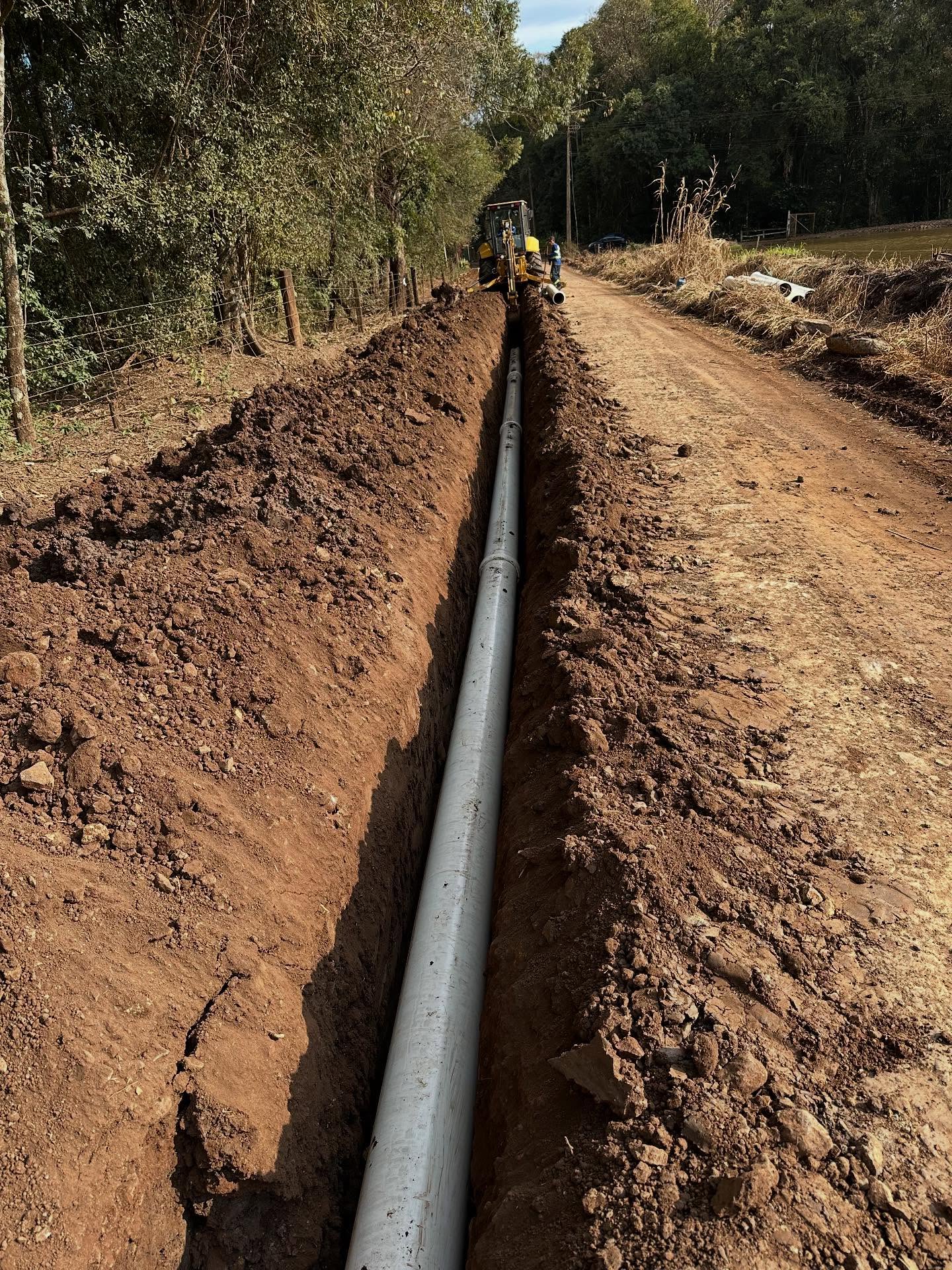 Extensa vala contínua com tubulação assentada ao longo da via