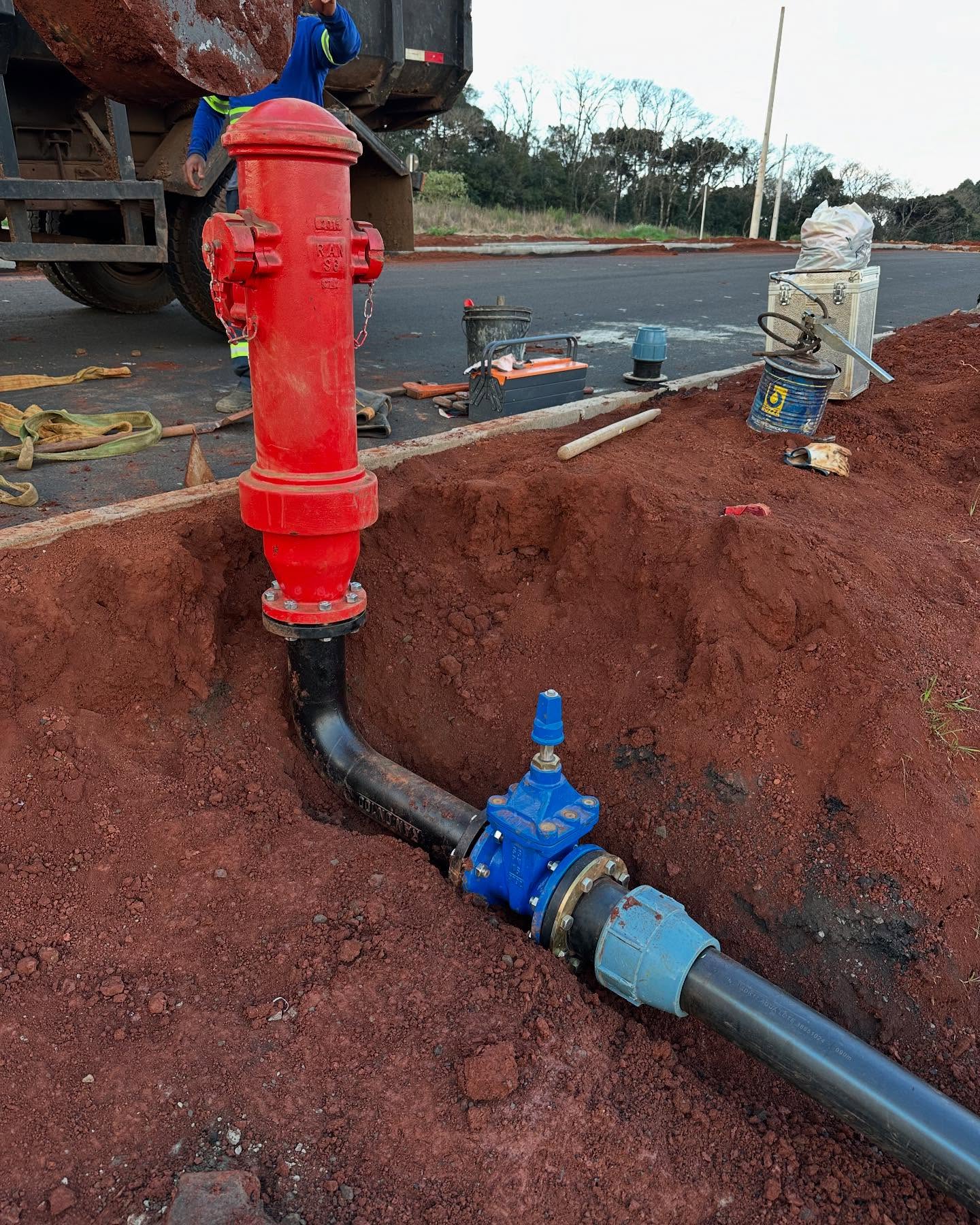 Instalação de hidrante, registro de manobra e tubulação de saneamento em PEAD
