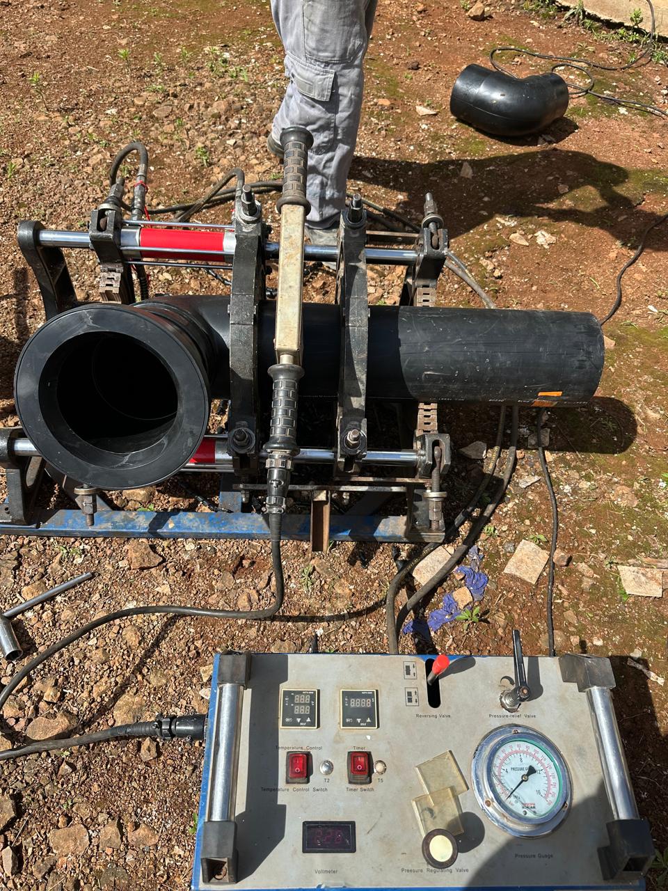 Máquina de termofusão de PEAD com painel digital e manômetro de controle da Kavi Construções